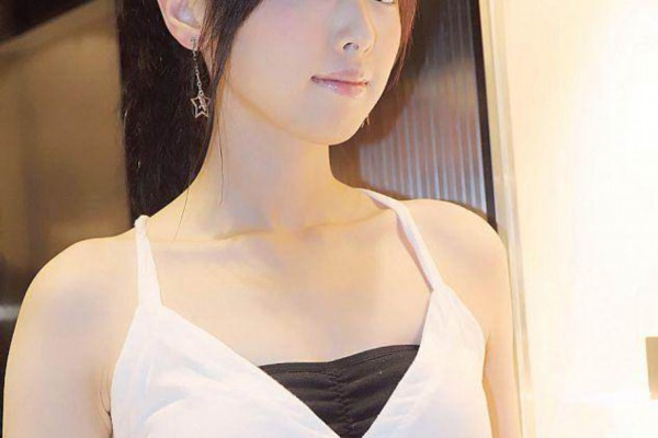 What's not at ease? Xu Yingchong Jiao Yi pie pie. Your busy place is different from your bad guys. They are all gentlemen.